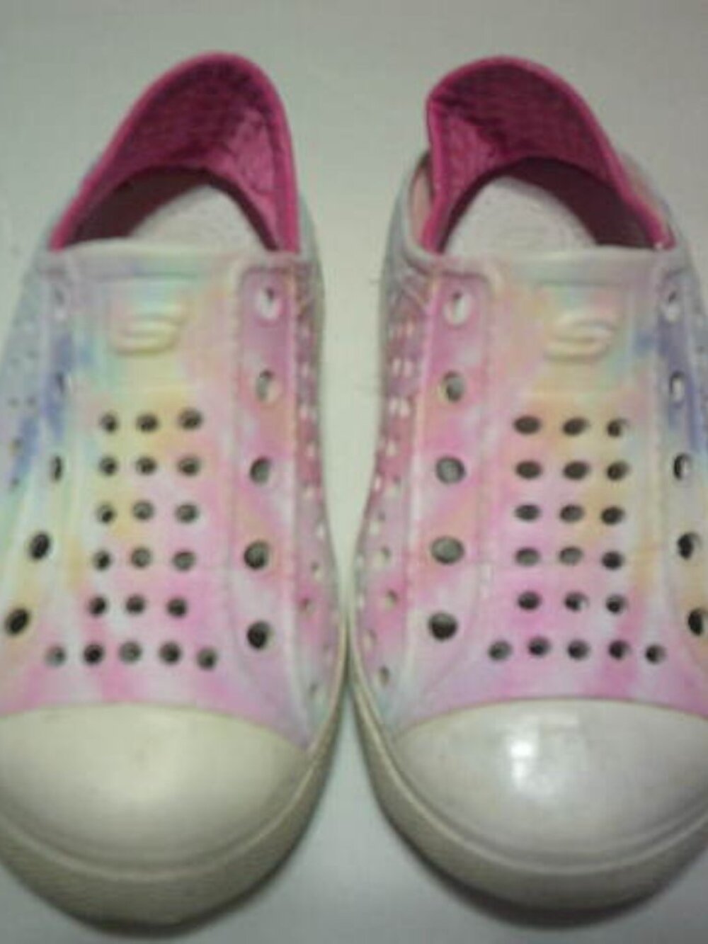 LITTLE GIRLS SKECHERS SLIP ON TENNIS SHOES SIZE 8 RAINBOW COLORS NICE 👸 SNEAKER